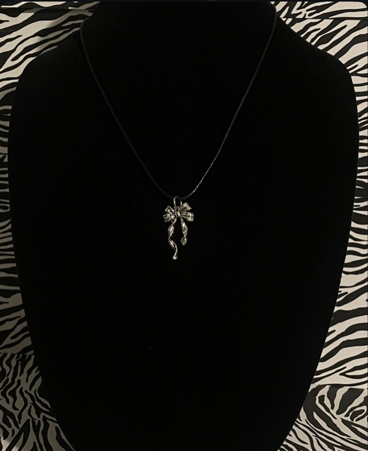 bow necklace